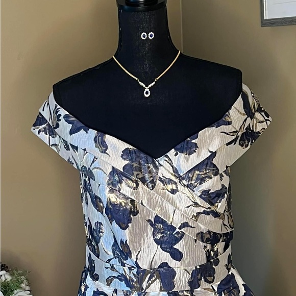 Beautiful Formal Necklace and Earring Set - Picture 9 of 10